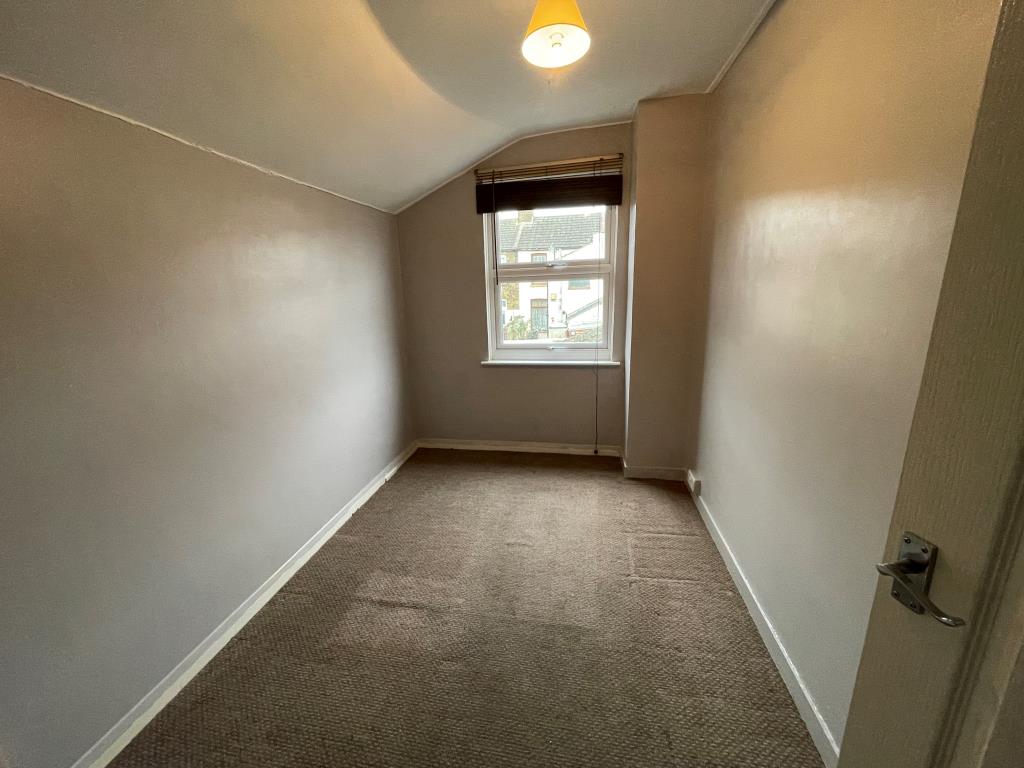 Lot: 31 - THREE-BEDROOM TERRACED HOUSE - Bedroom three